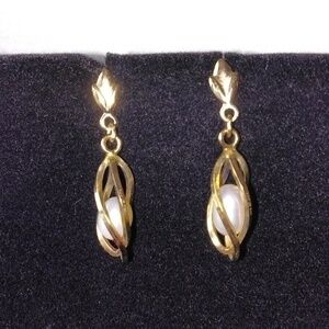 Elegant Vintage Goldtone and Pearl Drop Earrings